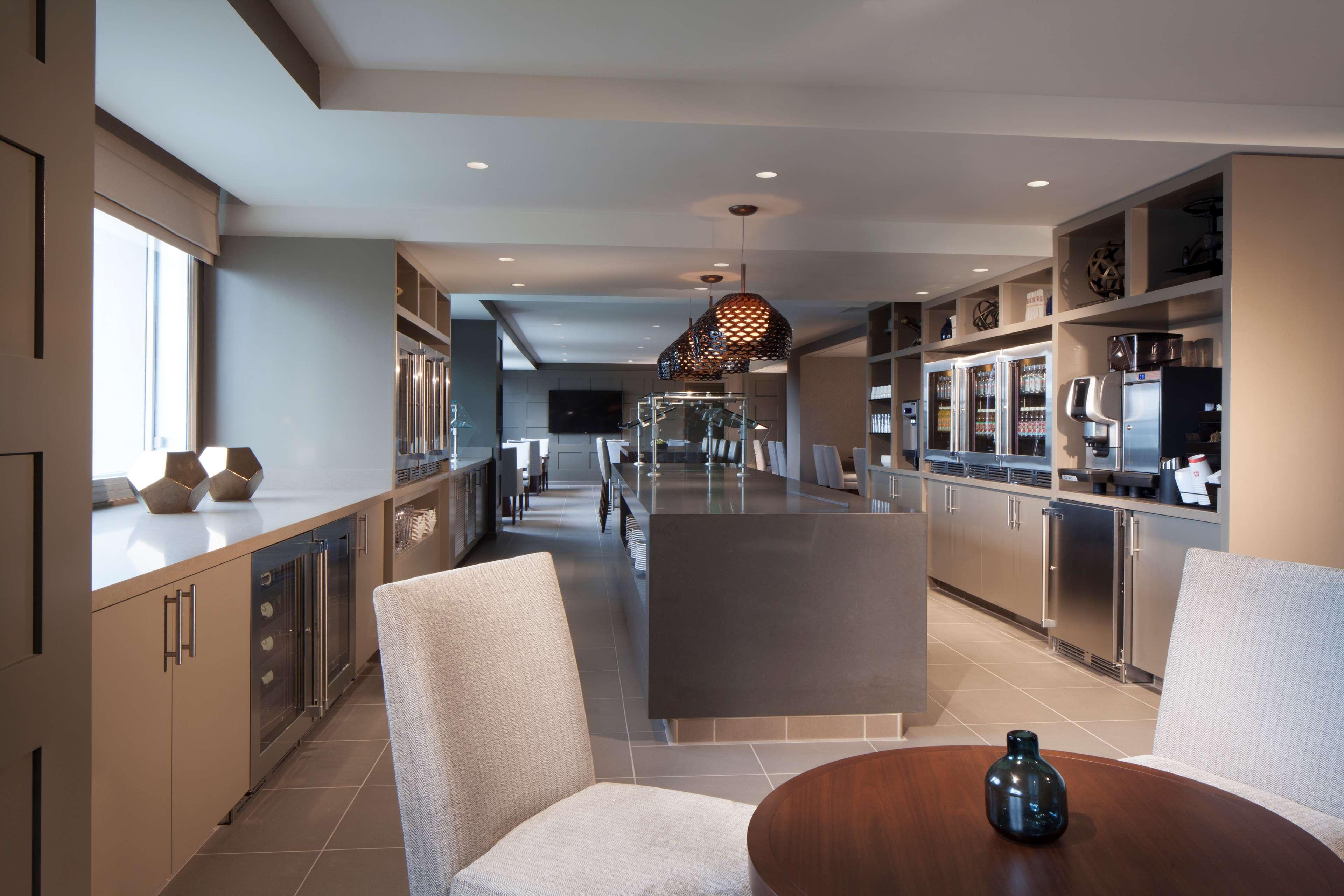 Hyatt Regency Angeles International Airport Hotel 3*