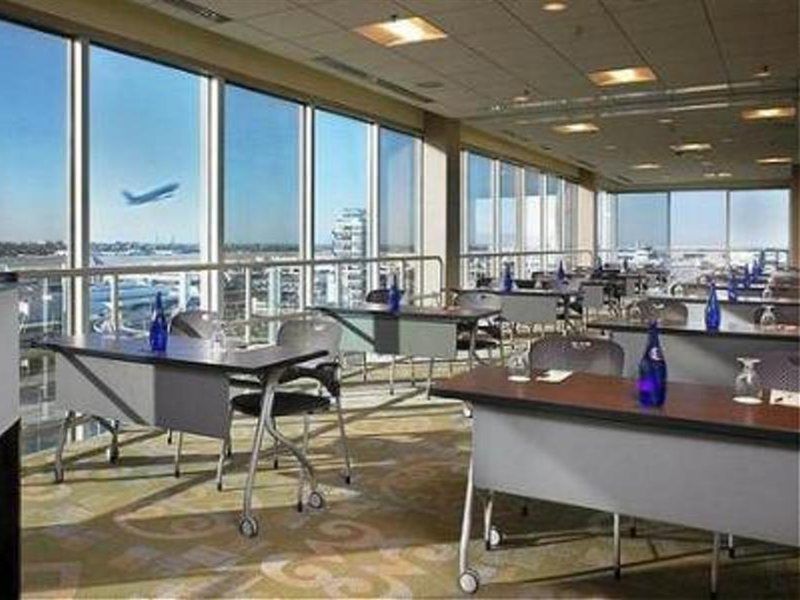 Hyatt Regency Angeles International Airport 3*